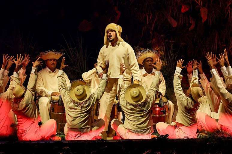 Bad Bunny mant&eacute;m forte conex&atilde;o com sua cultura porto-riquenha