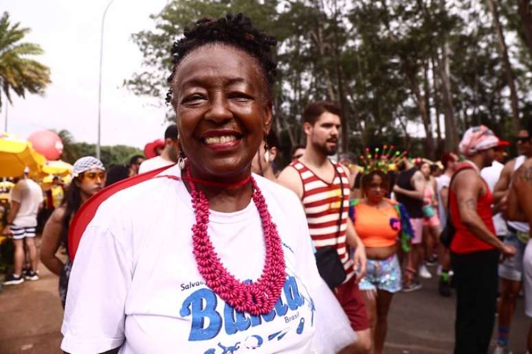 రిటైర్డ్ రోసాంజెలా డి పౌలా సావో పాలోలో కార్నివాల్‌ని గడపడానికి రాజధానికి ఇవెట్ రాకను ఉపయోగించుకున్నారు