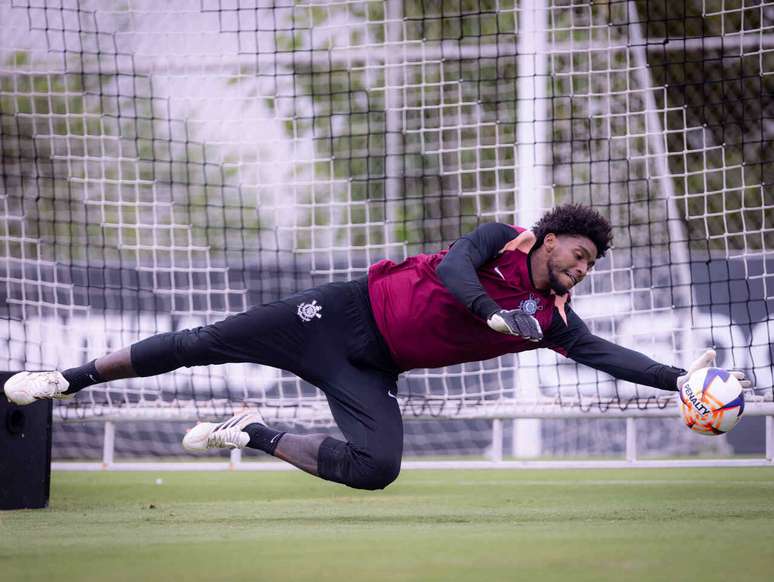 Hugo Souza durante treino do Corinthians em prepara&ccedil;&atilde;o para o D&eacute;rbi &ndash;