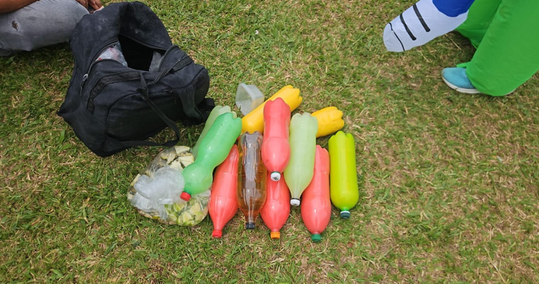 Policiais fantasiados de ETs apreenderam bebidas falsificadas em bloco de carnaval em SP