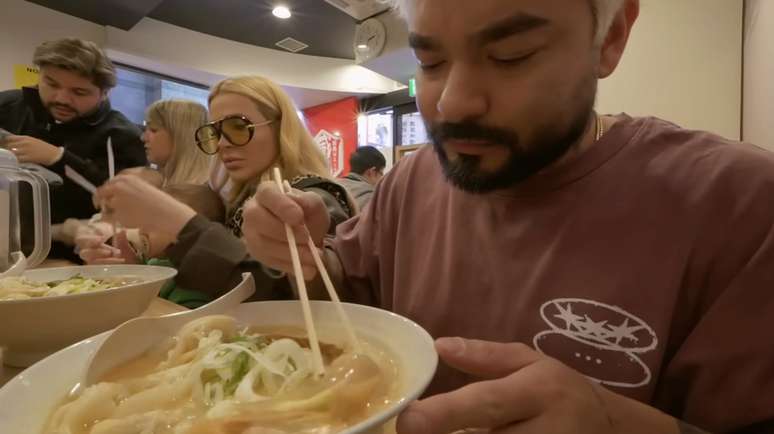 Yudi Tamashiro consumindo uma refei&ccedil;&atilde;o t&iacute;pica em um restaurante no Jap&atilde;o