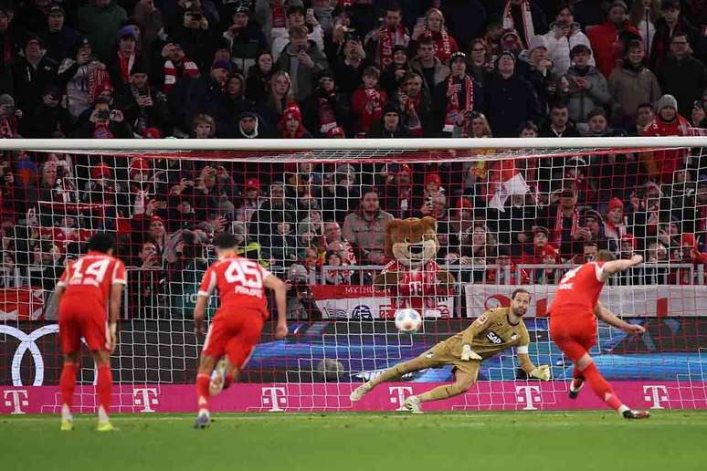 Harry Kane cobra p&ecirc;nalti com categoria ao deslocar goleiro do Hoffenheim na f&aacute;cil vit&oacute;ria do Bayern &ndash;