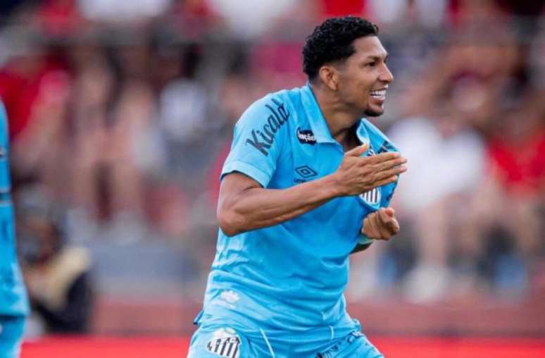 రోనీ తన మొదటి గోల్‌ని పీక్స్ షర్ట్‌తో జరుపుకోవడానికి ఒక పల్టీలు కొట్టాడు –