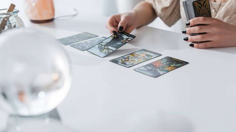 O baralho de tar&ocirc; pode ser integrado a rotinas de autoconhecimento e cuidado emocional &ndash; depositphotos.com / IgorVetushko