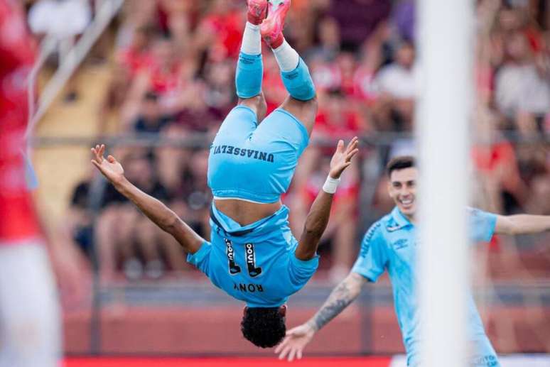 రోనీ తన మొదటి గోల్‌ని పీక్స్ షర్ట్‌తో జరుపుకోవడానికి ఒక పల్టీలు కొట్టాడు –