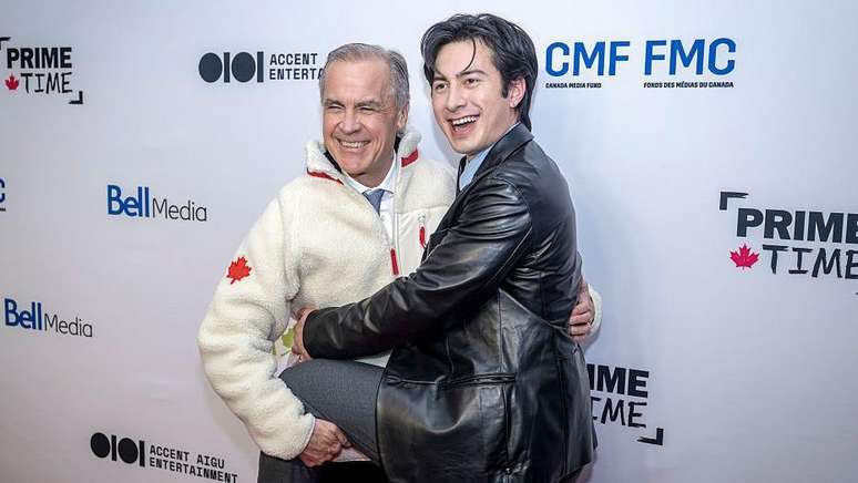 Uma jaqueta de l&atilde;, como a usada aqui pelo primeiro-ministro Mark Carney, criada para uma cena da s&eacute;rie, estar&aacute; dispon&iacute;vel para compra em breve, ap&oacute;s uma campanha iniciada por f&atilde;s