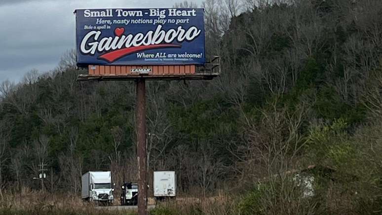 Os moradores locais colocaram um outdoor perto da cidade: 'Gainesboro, onde todos s&atilde;o bem-vindos.'