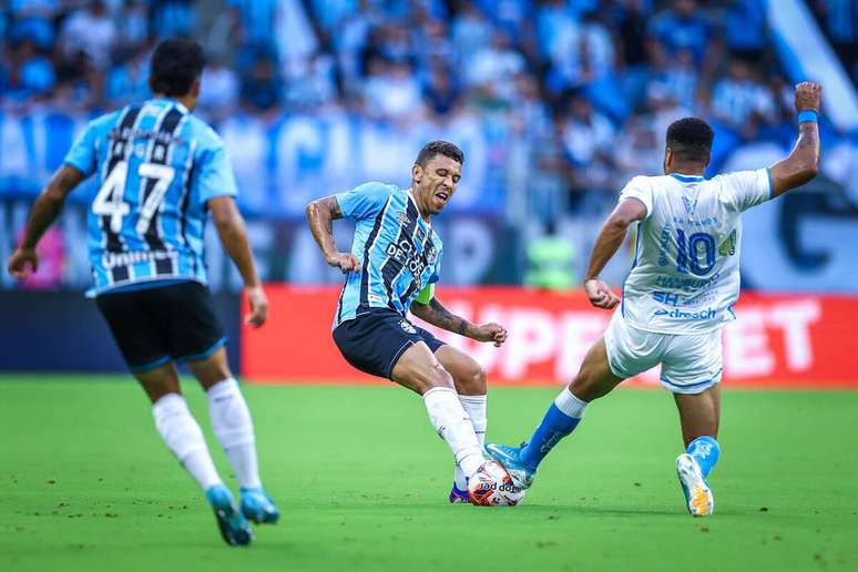 Marcos Rocha durante dividida de bola com jogador do Novo Hamburgo &ndash;