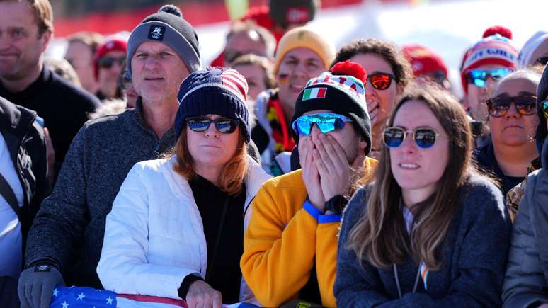 Os espectadores ficaram at&ocirc;nitos na arquibancada e aplaudiram quando o helic&oacute;ptero resgatou Vonn