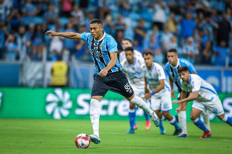Carlos Vin&iacute;cius mostra toda sua boa fase na temporada &ndash; FOTO: LUCAS UEBEL/GREMIO FBPA