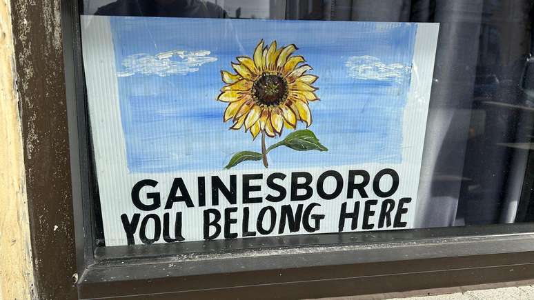'Gainesboro: este &eacute; o seu lugar', diz o cartaz na janela, em ingl&ecirc;s