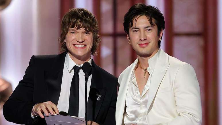 Connor Storrie e Hudson Williams no Globo de Ouro