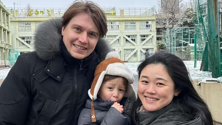 Rumi e Daniel Hayama com seu filho