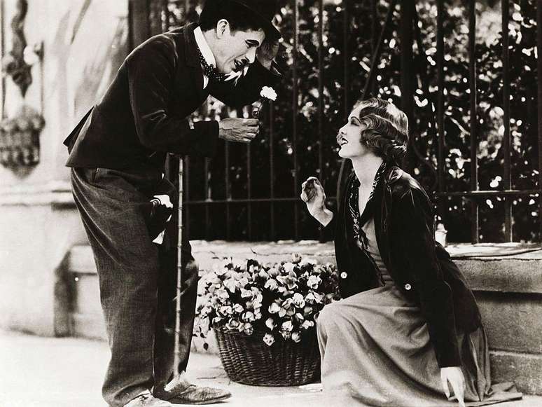 చాప్లిన్ యొక్క నిశ్శబ్ద రొమాంటిక్ కామెడీ కార్లిటోస్ ఒక గుడ్డి పూల అమ్మాయితో ప్రేమలో ఉన్నట్లు చూపిస్తుంది, ఆమె అతన్ని లక్షాధికారిగా తప్పుగా భావించింది