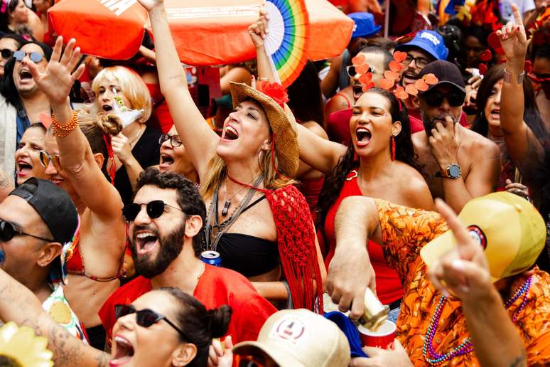 Foli&otilde;es no bloco Fogo e Paix&atilde;o no Largo de S&atilde;o Francisco, na manh&atilde; deste domingo, 8