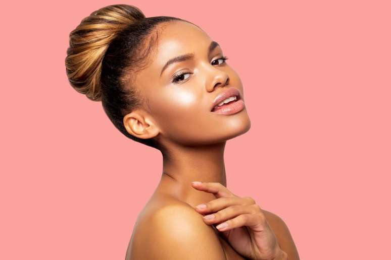 O &ldquo;coque polido&rdquo; &eacute; uma escolha segura para quem quer eleg&acirc;ncia e fios mais controlados na folia 