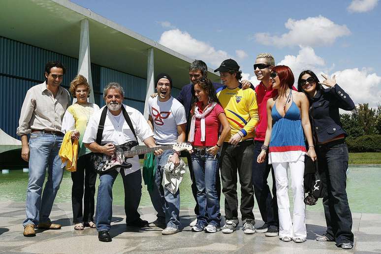 Os integrantes do grupo mexicano RBD com o presidente Lula em frente ao Pal&aacute;cio do Planalto, em Bras&iacute;lia, em 2006