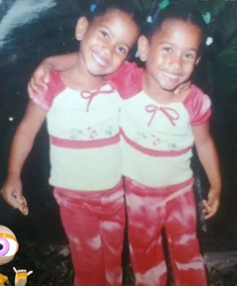 Tia Milena (&agrave; direita), do