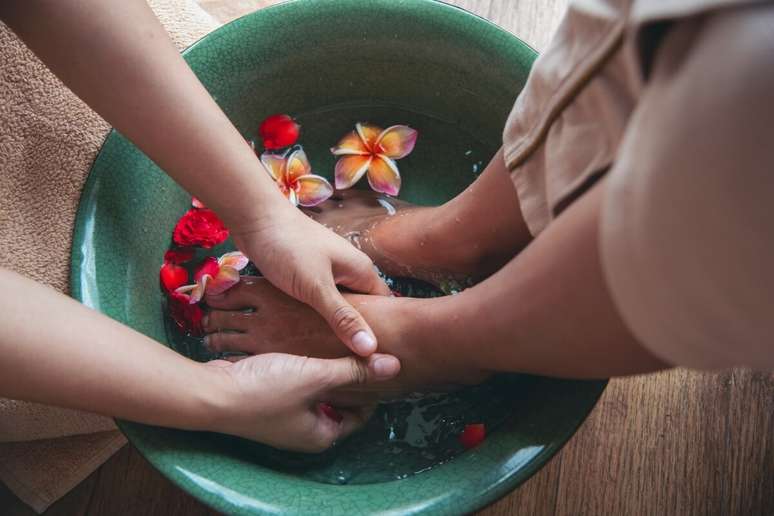 Compressas frias e massagem ajudam a reduzir o incha&ccedil;o e a dor nas pernas 