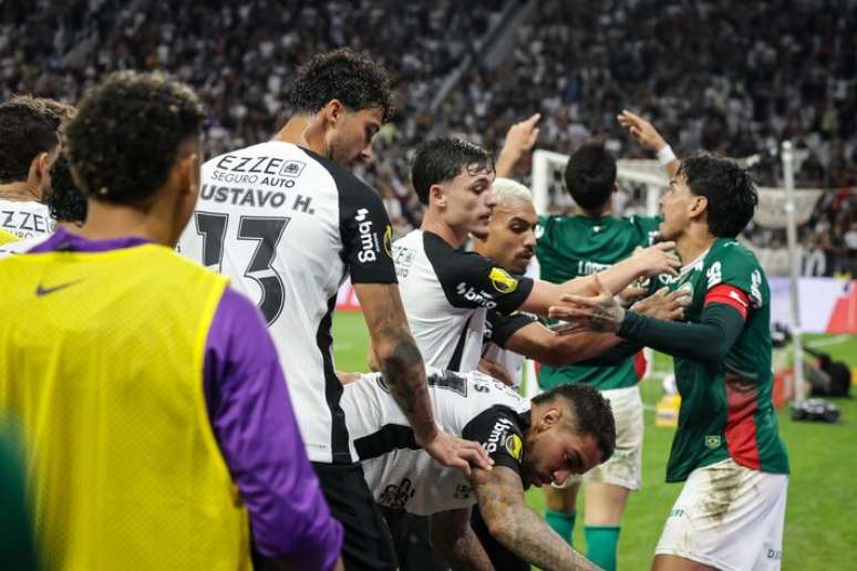 Jogadores se envolvem em confus&atilde;o ap&oacute;s gol de Flaco L&oacute;pez.