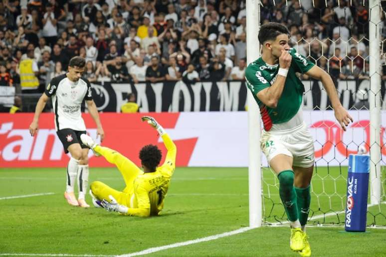 ஃப்ளாகோ லோபஸ் கொரிந்தியன்ஸ் அணிக்கு எதிராக இட்டாகுவேராவில் வெற்றி கோலைக் கொண்டாடுகிறார்.