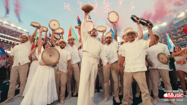 V&iacute;deo revela a montagem rel&acirc;mpago do palco de Bad Bunny no Super Bowl 2026