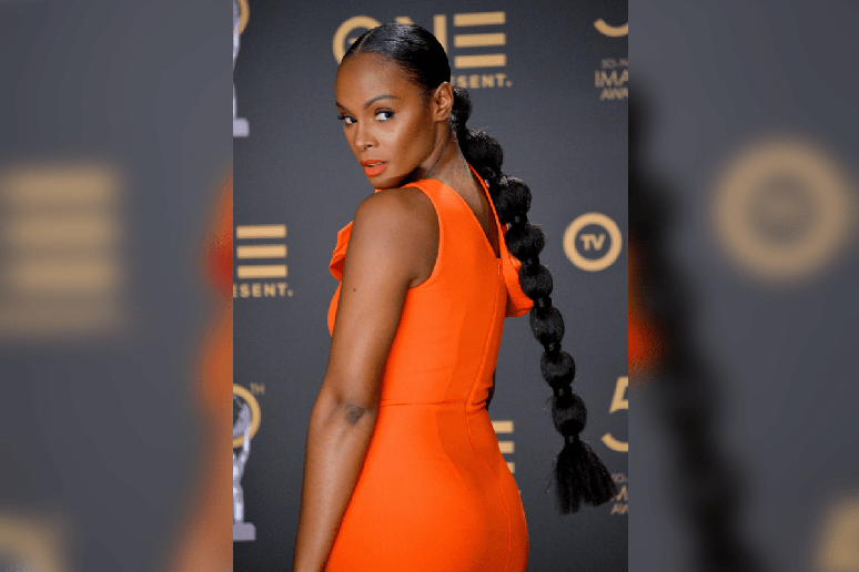 Com el&aacute;sticos bem distribu&iacute;dos, o &ldquo;bubble ponytail&rdquo; garante charme e durabilidade no Carnaval 