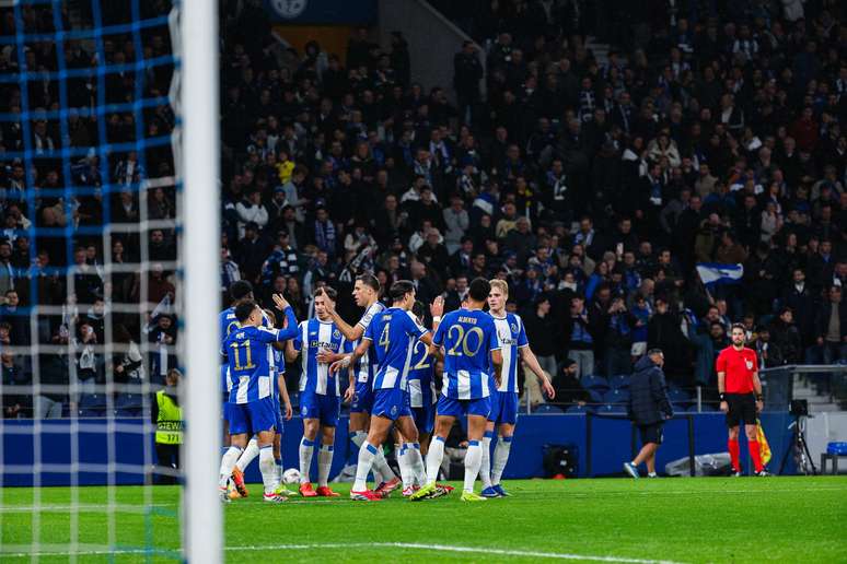 Time do Porto comemorando um gol 