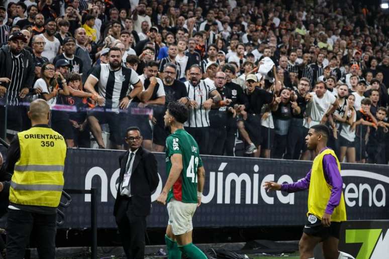 Flaco L&oacute;pez comemora diante de torcedores corintianos em Itaquera.