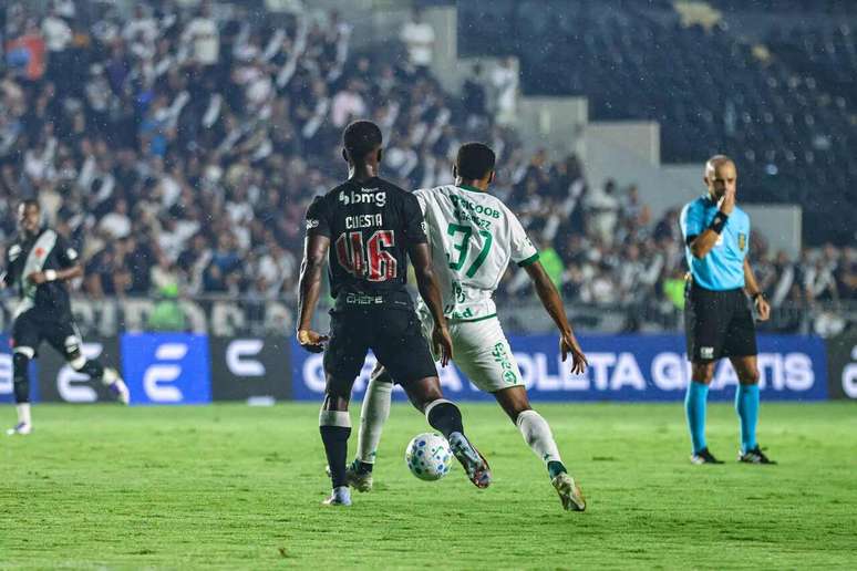 Vasco pouco sofreu defensivamente em duelo contra a Chapecoense, mas levou gol na reta final da partida &ndash;