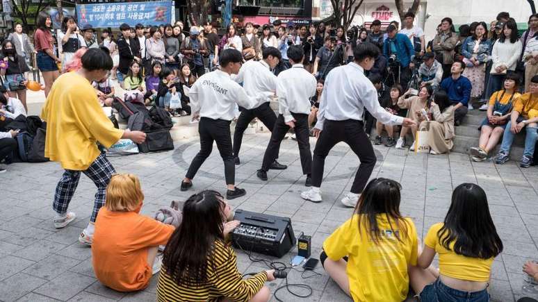 Uma apresenta&ccedil;&atilde;o de K-pop em Hongdae, o cora&ccedil;&atilde;o da cena musical e de entretenimento de Seul