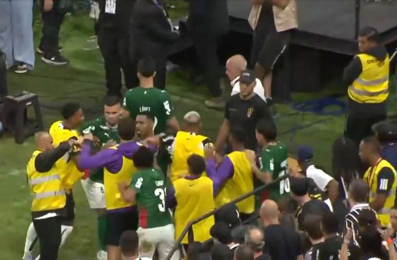 S&uacute;mula do D&eacute;rbi cita expuls&atilde;o de gandula do est&aacute;dio do Corinthians por chutar atacante do Palmeiras &ndash;