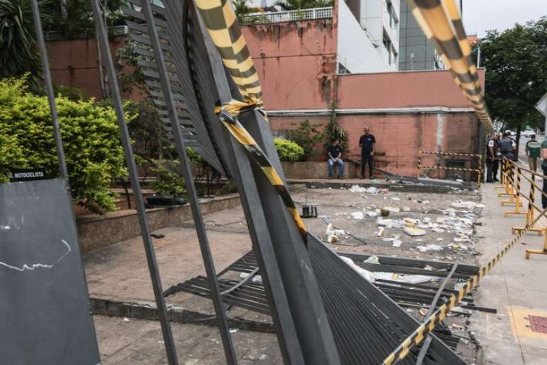 Centro de S&atilde;o Paulo amanhece com resqu&iacute;cios da confus&atilde;o durante blocos de pr&eacute;-carnaval que desfilaram no domingo, 8 de fevereiro