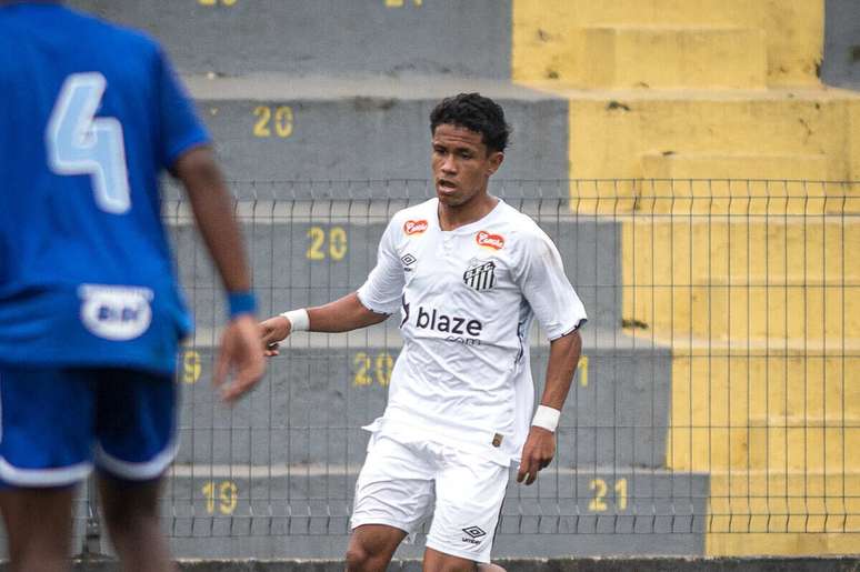 Nadson em campo nas categorias de base do Santos &ndash;
