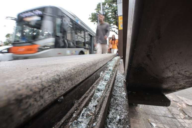 &Ocirc;nibus passa diante de ponto na Rua da Consola&ccedil;&atilde;o