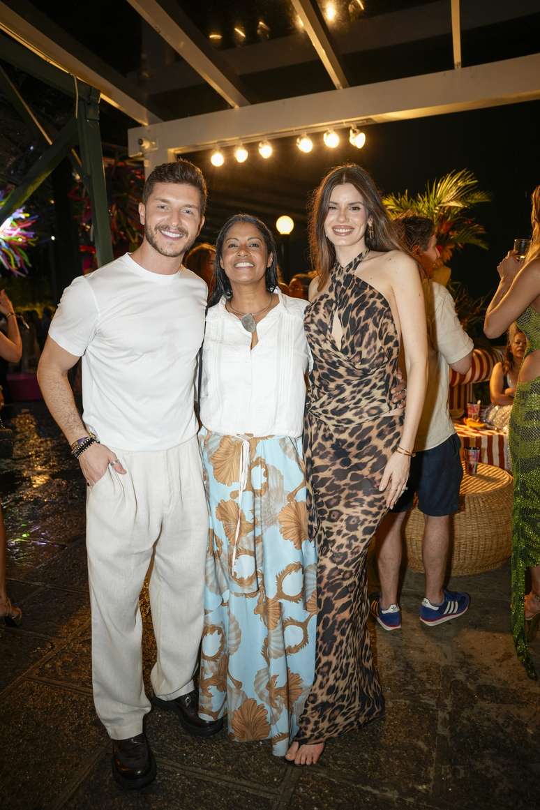 Klebber Toledo e Camila Queiroz, com outra convidada 