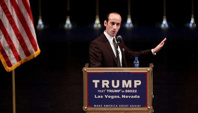 Miller discursa em um com&iacute;cio de Trump em 2016