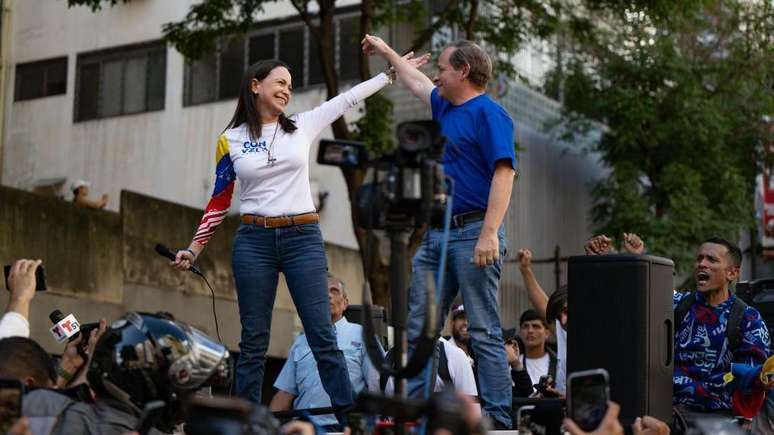 Mar&iacute;a Corina Machado ao lado de Juan Pablo Guanipa, durante um protesto contra o governo em janeiro de 2025, em Caracas, Venezuela.