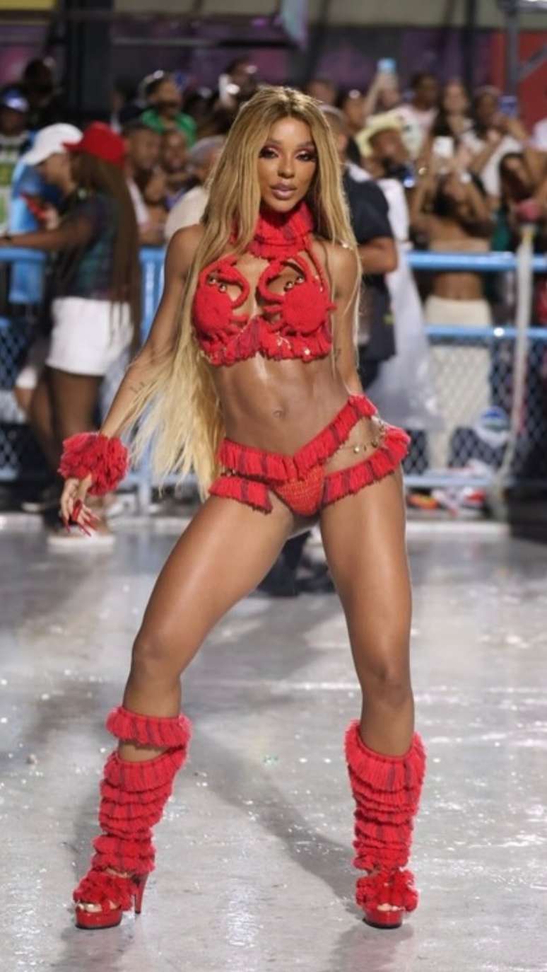 Brunna Gon&ccedil;alves com fantasia de caranguejo em ensaio da Grande Rio