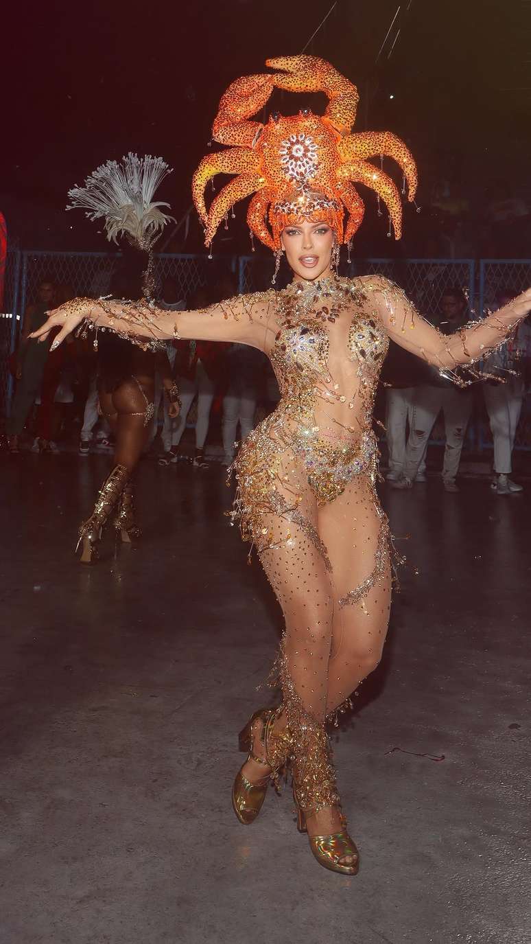 Jaquelline Grohalski com fantasia de caranguejo em ensaio da Grande Rio