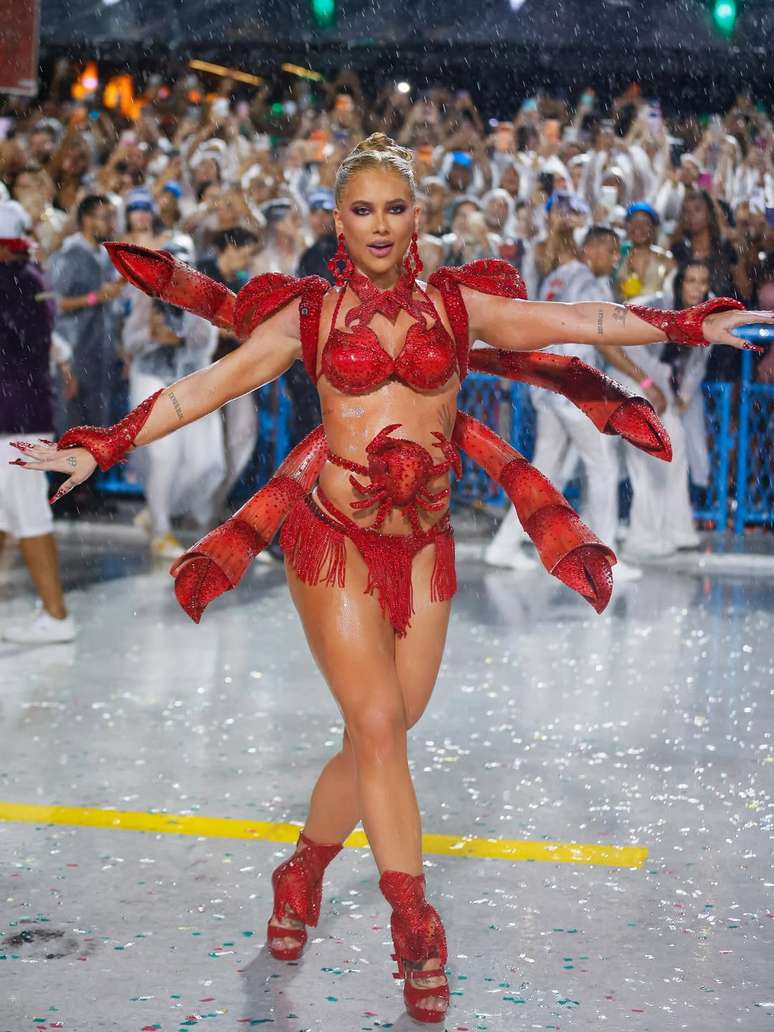 Virginia Fonseca com fantasia de caranguejo em ensaio da Grande Rio