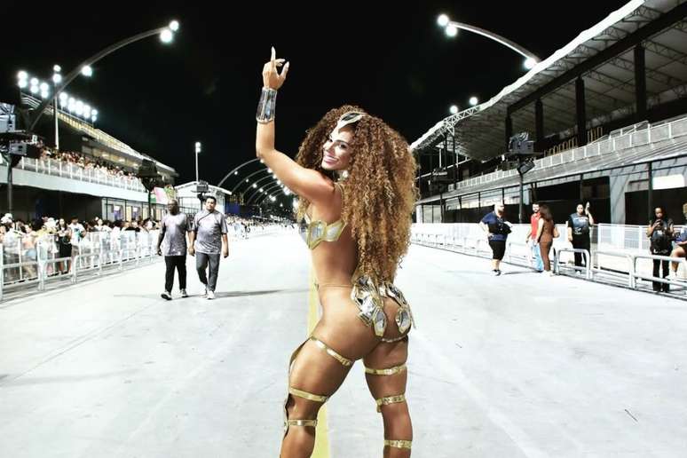 Savia David, rainha de bateria da Terceiro Mil&ecirc;nio posa no meio da Avenida