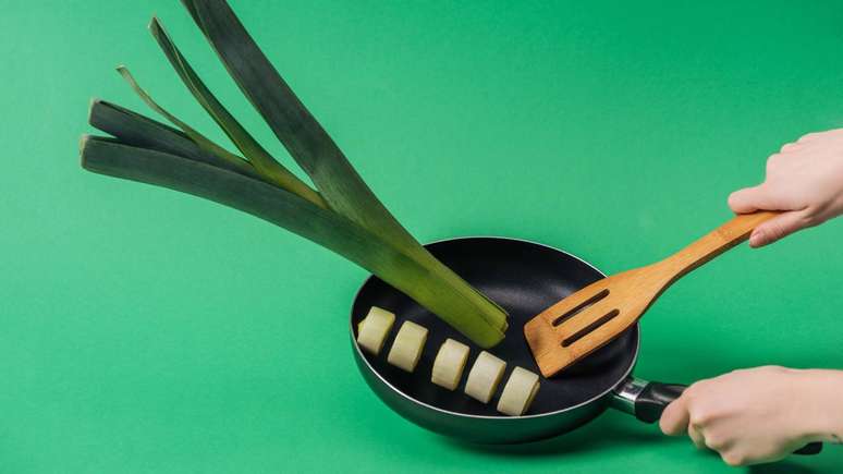 Rico em fibras e antioxidantes, o alho-por&oacute; &eacute; frequentemente citado em orienta&ccedil;&otilde;es sobre alimenta&ccedil;&atilde;o equilibrada e refei&ccedil;&otilde;es mais leves &ndash; depositphotos.com / VadimVasenin