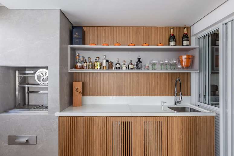 O bar na varanda gourmet facilita o acesso &agrave;s bebidas durante encontros Projeto: Cristiane Schiavoni |