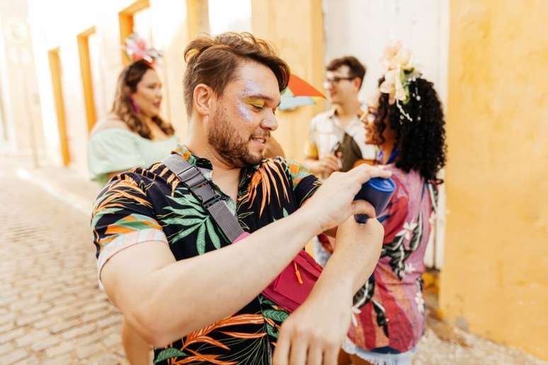 No Carnaval, sol forte e muitas horas ao ar livre pedem aten&ccedil;&atilde;o redobrada com o protetor solar para manter a pele saud&aacute;vel 