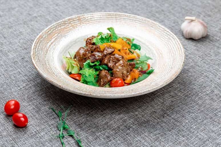 Salada morna com f&iacute;gado 