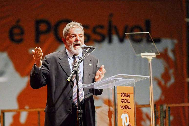 F&oacute;rum Social Mundial, que teve participa&ccedil;&atilde;o de Lula nos seus primeiros mandatos como presidente, tentou ser um contraponto ao F&oacute;rum de Davos