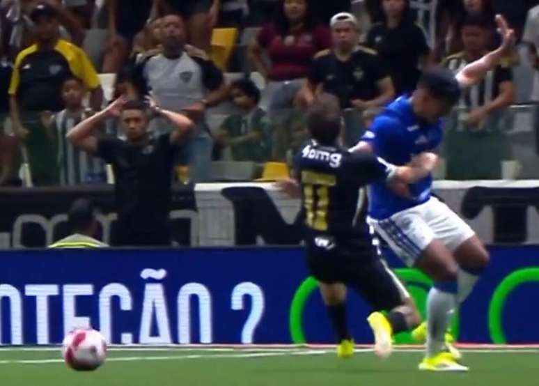 Momento que Bernard &eacute; derrubado por defensor do Cruzeiro &ndash;