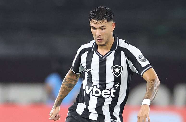 Reebok est&aacute; em seus &uacute;ltimos meses no Botafogo &ndash;