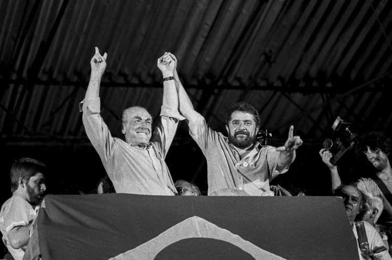 Para pesquisador, movimentos de l&iacute;deres como Get&uacute;lio Vargas, Jo&atilde;o Goulart e Leonel Brizola (na foto com Lula) explicam o perfil pol&iacute;tico do RS no passado